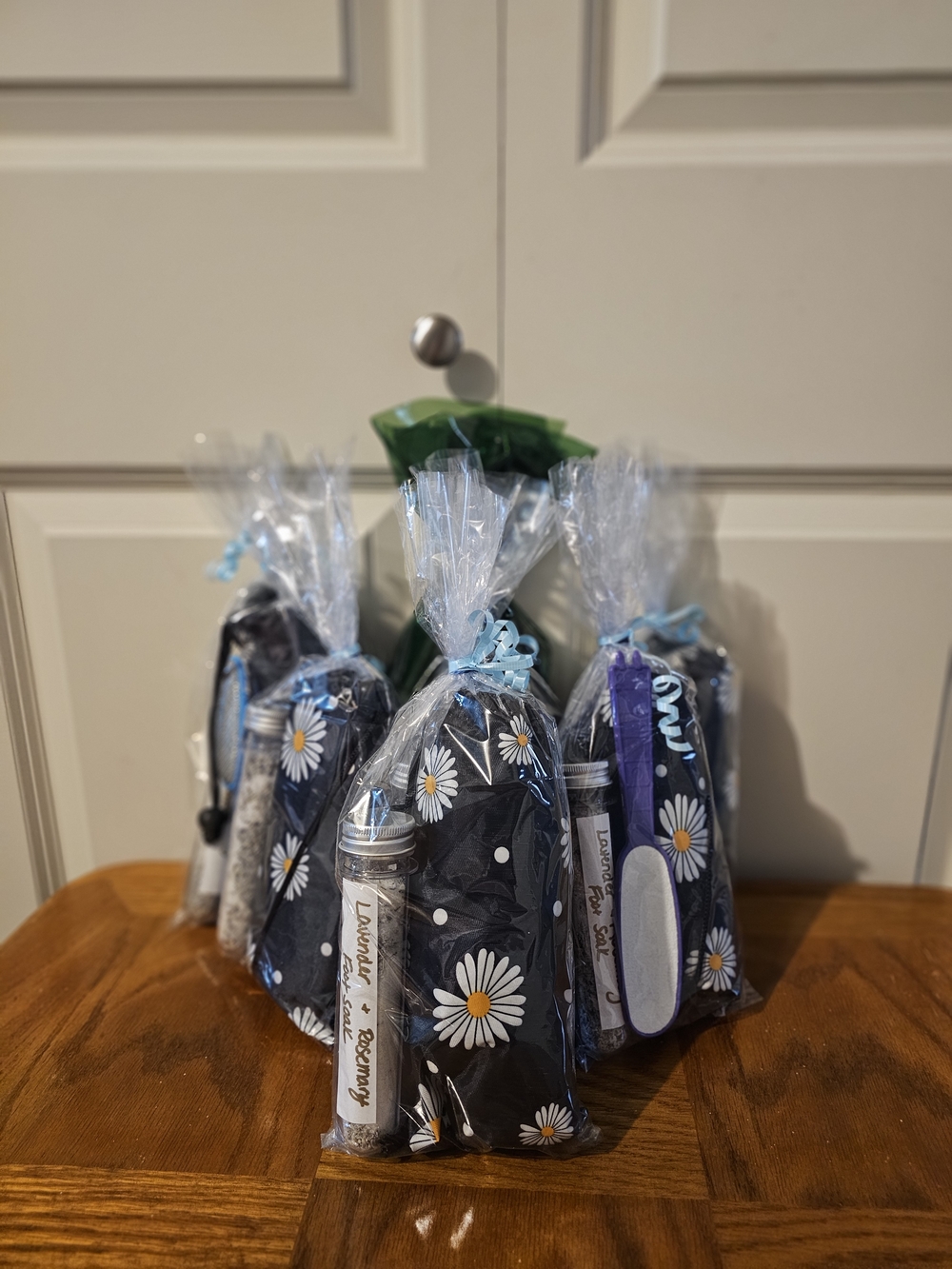 Daisy Print Portable Foot Bath Gift Set.